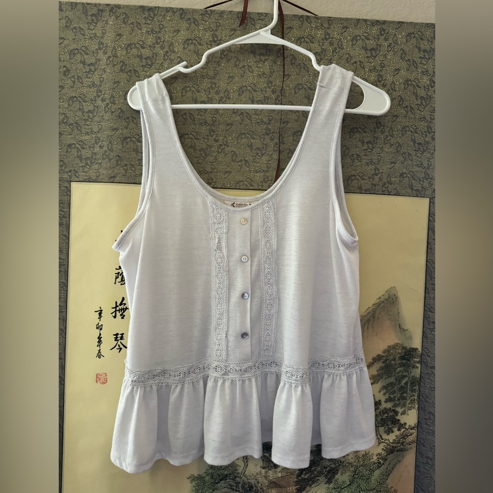 Basic white tank w/ accent. Size Large.